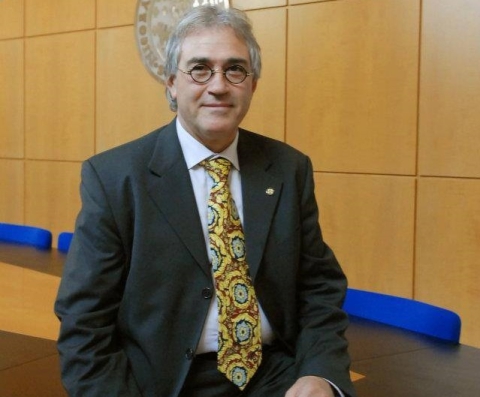 Da Elvis a Einstein: un barese colleziona 3200 cravatte con i volti dei miti